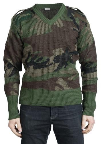 French V-neck Pullover, CCE. Model height 181 cm, chest circumference 96 cm, waist circumference 88 cm. Wearing size 48.