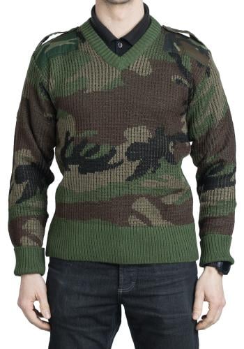 French V-neck Pullover, CCE. Model height 181 cm, chest circumference 96 cm, waist circumference 88 cm. Wearing size 48.