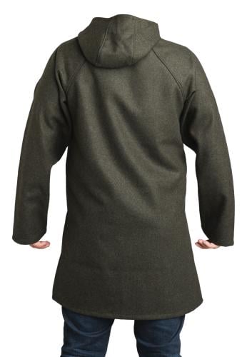 Särmä Blanket Shirt. The model's chest circumference is 46.5 inches and height 5'10, wearing size S/M.