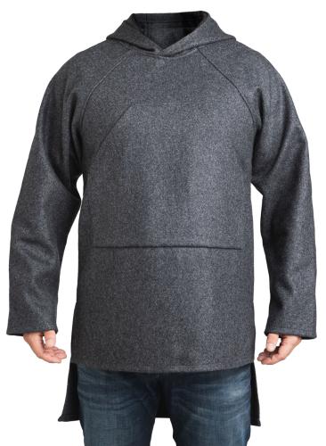 Särmä Blanket Shirt. The model's chest circumference is 46.5 inches and height 5'10, wearing size S/M.