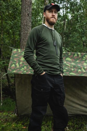 Särmä Outdoor Pants. The model's waist circumference is 88 cm and height 182 cm, wearing size Medium Regular.