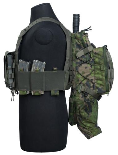Särmä TST Assaulter Back Panel. Bolt cutters in the breaching tool pouch, a gas mask in the roll-up extension.