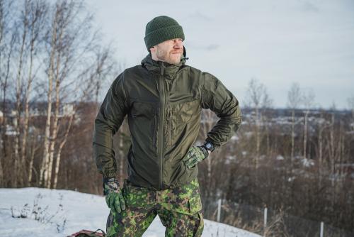 Särmä TST L3 Wind Jacket. Model height 188 cm, chest circumference 98 cm, waist circumference 78 cm. Wearing size Medium Regular.