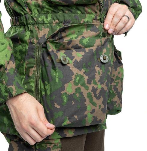 Särmä TST L4 Recon Smock. Front hem details. Large exterior pockets with button flap and interior zippered pockets in the mesh lining.