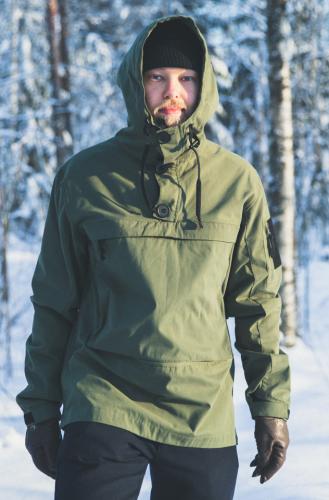 Särmä Windproof Anorak. Model's size 175 / 98 cm, with size Medium anorak worn on top of a sweater.