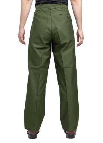 Swedish Work Pants, "New Model", Green, Surplus. Model is 164cm / 5'5" tall, hips 93cm / 37", slim waist, wearing size C42 pants.