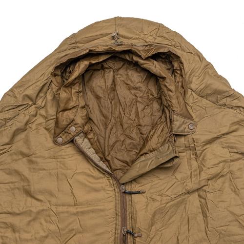 USMC Three Season Sleeping Bag, Coyote Brown, Surplus. The sleeping bag has a very clever collar with a button closure that keeps the cold wind outside.